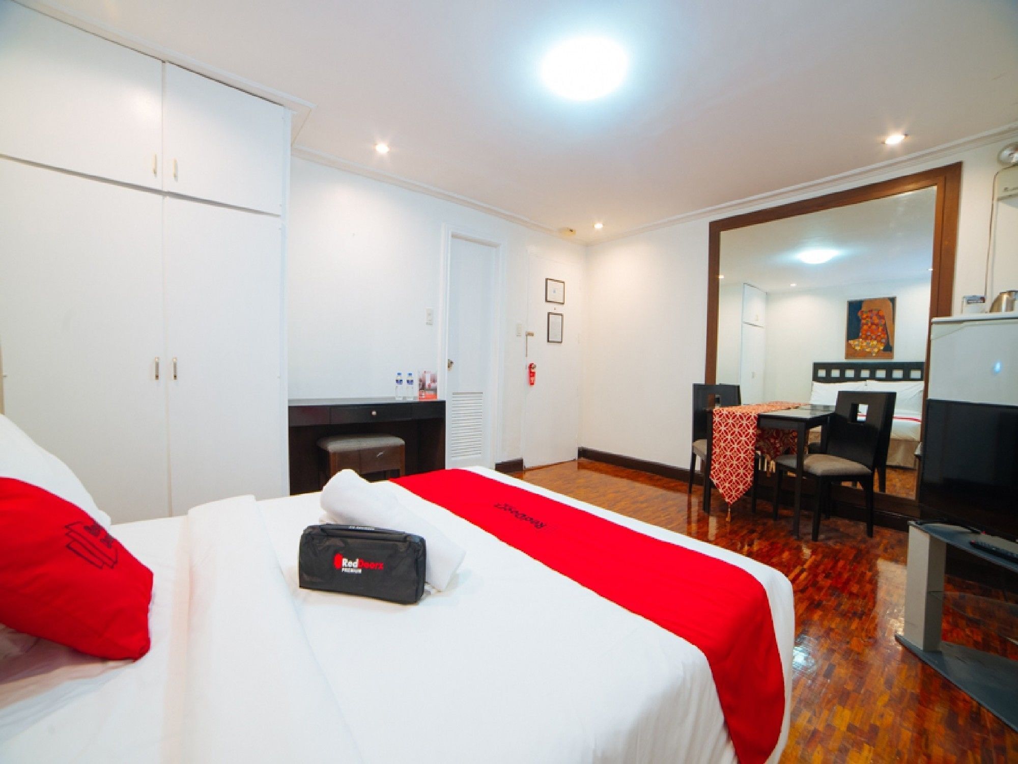 Reddoorz Premium Near Greenbelt Makati - Vaccinated Staff Makati City Exterior photo
